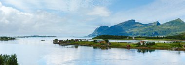 Yaz bulutlu akşam ersfjorden panorama (Norveç, lofoten).
