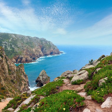 Atlantik Okyanusu kıyısında bulutlu havalarda. Cape Roca (Cabo da Roca), Portekiz görüntülemek.