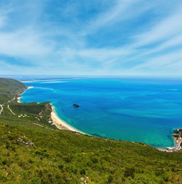 Yaz deniz kıyı, yatay Portinho kumsalı. Doğa Park Arrabida Setubal, Portekiz üzerinden Üstten Görünüm.