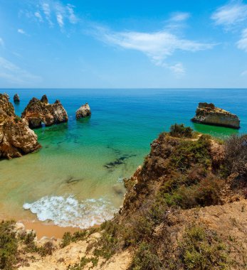 Üstten Görünüm kum plajındaki Dos Tres Irmaos (Portimao, Alvor, Algarve, Portekiz).