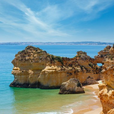 Üstten Görünüm kum plajındaki Dos Tres Irmaos (Portimao, Alvor, Algarve, Portekiz).