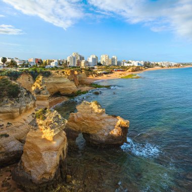 Vale Olival Beach ve Porches town akşam yaz görmek yapmak. Atlantik sahil peyzaj (Lagoa, Algarve, Portekiz).