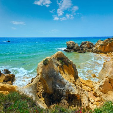 Yaz Atlantik kayalık sahil görünümü (Albufeira sınırı, Algarve, Portekiz).