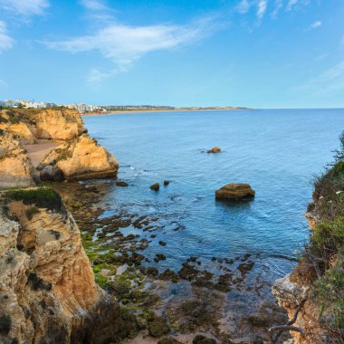 Beach Praia dos Beijinhos yaz akşam görünümü. Atlantik sahil peyzaj (Lagoa, Algarve, Portekiz).