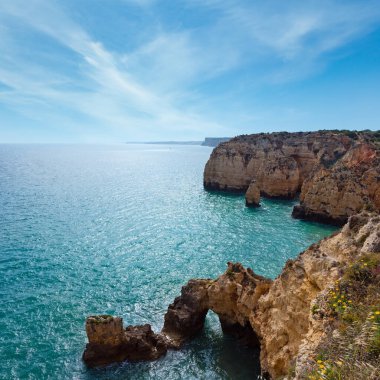 Atlantik Okyanusu yaz kayalık sahil şeridi görünümü (Ponta da Piedade, Lagos, Algarve, Portekiz).