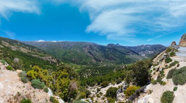 Tepesi ve yolu karlı yaz dağları manzarası (Sierra Nevada Ulusal Parkı, Granada, İspanya).