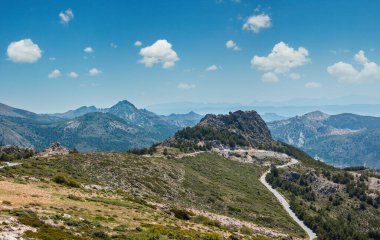 Alp yol (Sierra Nevada Milli Parkı, Granada, İspanya yakınındaki ile yaz dağ manzarası).