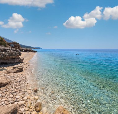 Drymades beach, Arnavutluk. İyon Denizi sahil görünümü yaz. Tanınmayan insanlar.