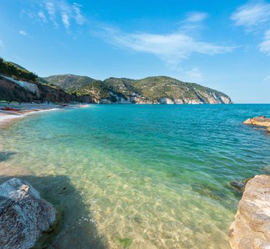 Yaz Adriyatik Denizi Puglia, İtalya Gargano Yarımadası Contrada Mattinatella (Spiaggia di Mattinatella, Fontana delle Rose) plaj