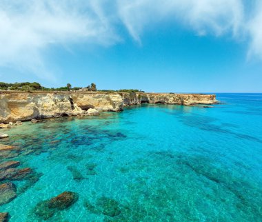 Uçurumlar, kayalık kemer ve yığında (faraglioni), Torre Sant Andrea, güzel deniz manzarası: Salento deniz kenarı, Puglia, İtalya