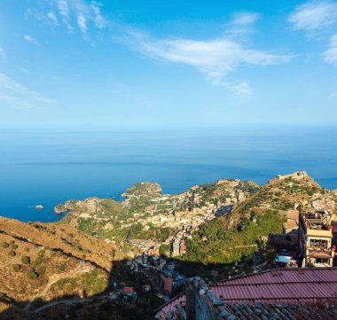Güzel Taormina Deniz Sahil panoramik manzara Castelmola dağ köyü ve Castelmola çatılar, Sicilya, İtalya. İnsanlar tanınmaz.