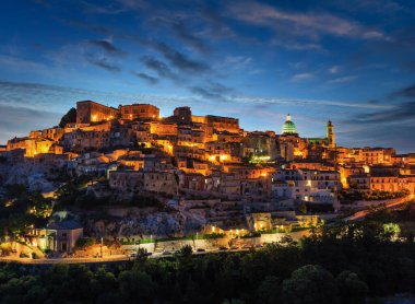 Gece eski ortaçağ Ragusa Ibla famos Sicilya Oda (Sicilya, İtalya). Şehir ışıkları ünlü turistik hedef. UNESCO Dünya Miras Listesi.