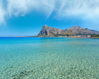 Cennet Tiren Denizi defne, San Vito lo Capo plaj temiz masmavi su ve extremally beyaz kum ve Monte Monako'da, Sicilya, İtalya. İnsanlar tanınmaz.
