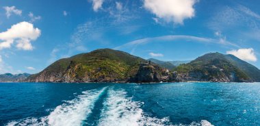 Güzel yaz gezisi gemi Vernazza görünümden. Beş ünlü köylerinden Ligurya Denizi ve dik kayalıklarla karada arasında askıya Liguria, İtalya, Cinque Terre Milli Parkı.