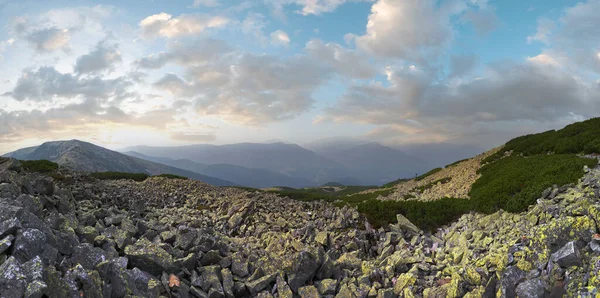 Montanha Pedregosa Panorâmica Nublada Região Gorgany Das Montanhas Dos Cárpatos — Fotografia de Stock