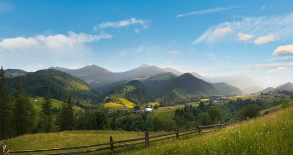Panorama Vista Sobre Aldeia Montanha Verão Cárpatos Ucrânia — Fotografia de Stock