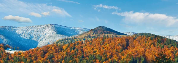 Sonniger Herbstlicher Bergwald Und Erster Herbstfrost Auf Baumwipfeln Berghang — Stockfoto