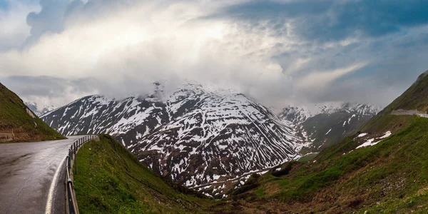 Primavera Nuvoloso Paesaggio Montano Coperto Passo Oberalp Svizzera — Foto Stock