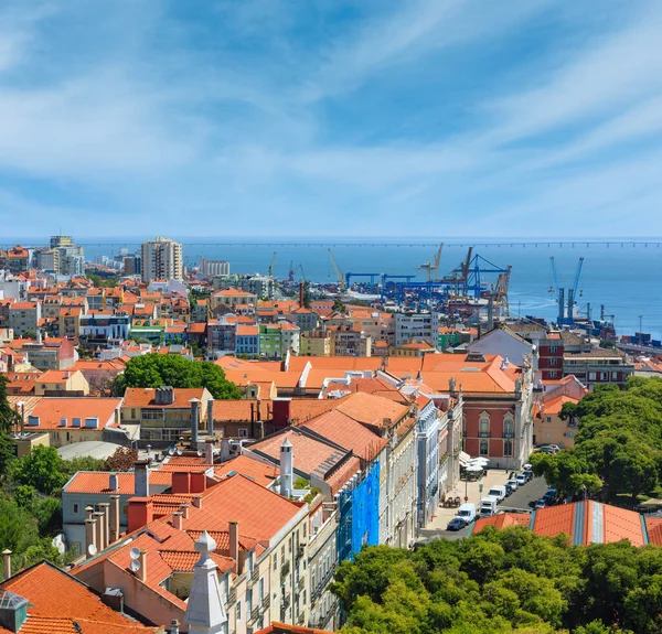 海港口起重机视图与城市景观从修道院屋顶在里斯本 葡萄牙 — 图库照片