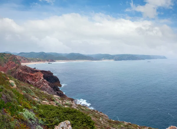 Verão Atlântico Costa Rochosa Vista Nebulosa Com Praia Areia Costa — Fotografia de Stock