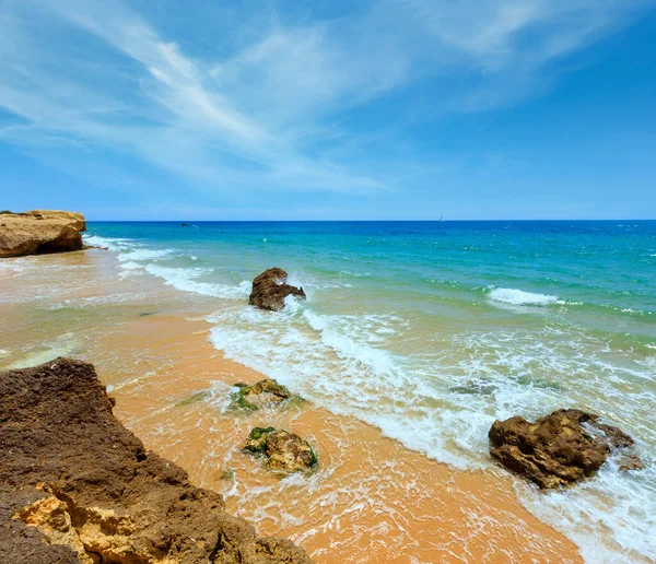 夏の砂浜アルブフェイラのビーチ アルガルヴェ ポルトガルの岩 — ストック写真