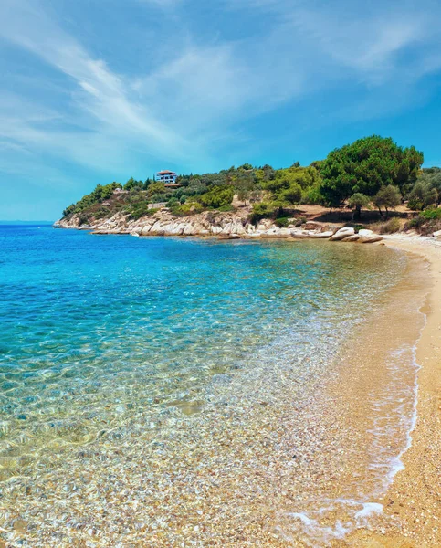 美丽的夏天爱琴海岩石海岸景观 哈尔基迪基 遮阳伞和 Lagonisi 海滩附近 — 图库照片
