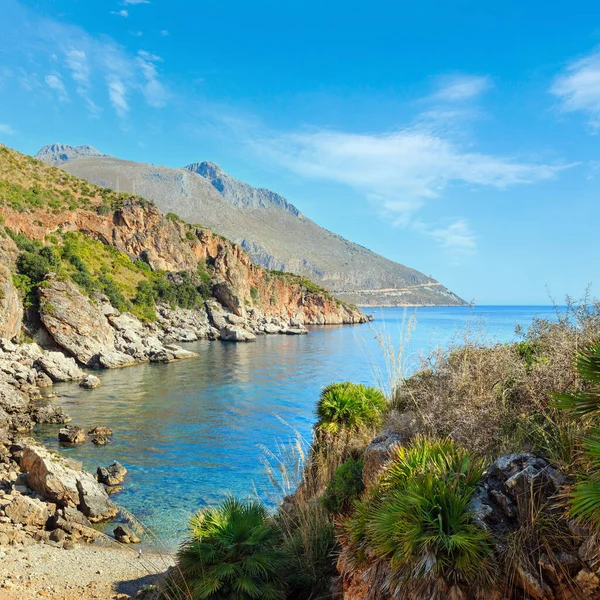 Cennet deniz masmavi su ve plaj ile defne. San Vito arasındaki kıyı şeridi iz Zingaro tabiatı Park'tan lo Capo Scopello, görüş ve Trapani eyaletinde, Sicilya, İtalya.