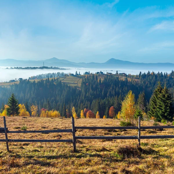 カルパティア山脈 Yablunytsia イヴァーノ フランキーウシク州 ウクライナの斜面に秋の朝の霧 — ストック写真
