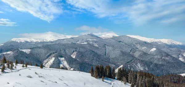 Χειμώνα Χιονισμένο Γραφική Πλαγιά Του Βουνού Skupova Και Μοναχικός Αγροικία — Φωτογραφία Αρχείου