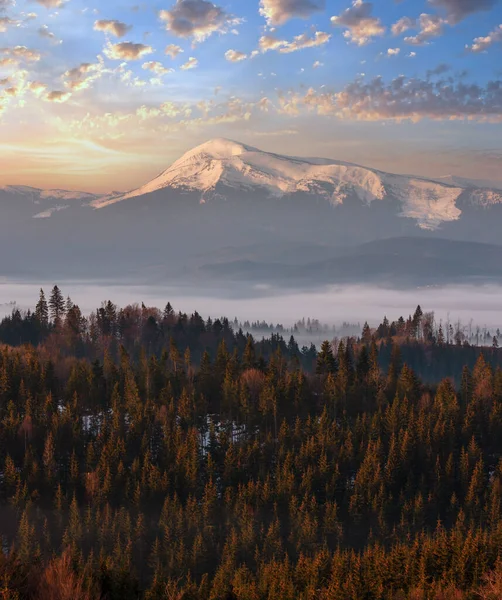 우크라이나 눈덮인 산봉우리가 파티아 산맥의 — 스톡 사진