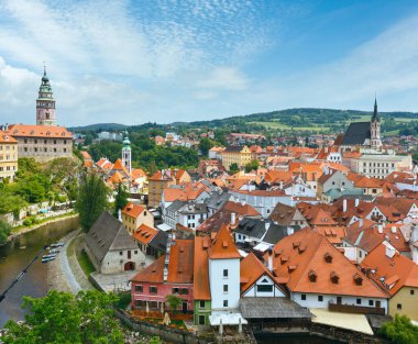 Cesky Krumlov Castle (sol tarafta, o geri 1240 için tarihleri) ve şehir bahar bakış (Çek Cumhuriyeti).