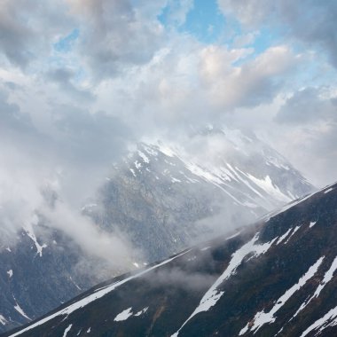 Yaz bulutlu dağ manzarası (Oberalp Pass, İsviçre)