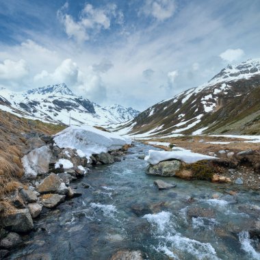 Nehir ile yaz dağ manzarası (Fluela Pass, İsviçre)