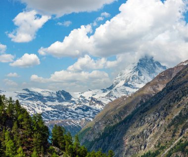 Yaz Matterhorn dağ manzarası (Alpler, İsviçre, Zermatt ilçe sınırı)