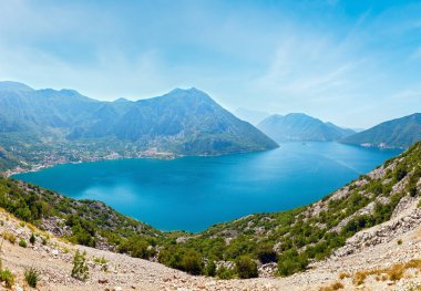 Körfezi kotor yaz panoraması (sahil perast Town, Karadağ)