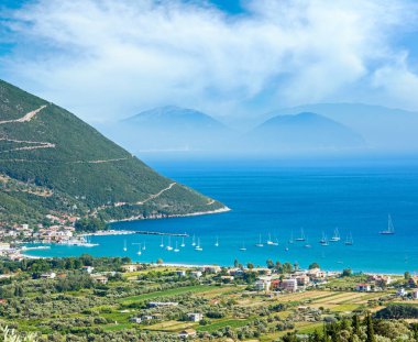Güzel bir yaz Lefkada kıyısı (Vasiliki kasabası, Yunanistan, İyon Denizi) yukarıdan manzara
