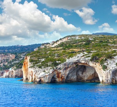 Mavi Mağara görünümünden feribot (Zakynthos, Yunanistan, Cape Skinari )