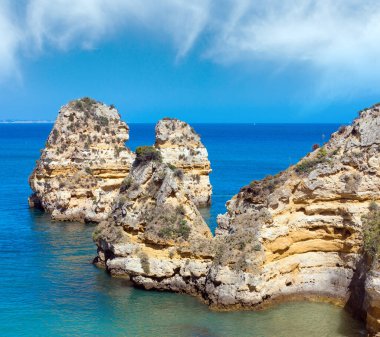 Kaya oluşumları (Ponta da Piedade, Lagos, Algarve, Portekiz kıyı şeridi boyunca grup).