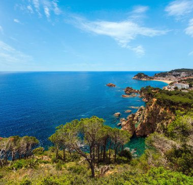 Yaz deniz kıyı şeridi manzara ve Tossa de Mar balıkçı kasabası Costa Brava, Catalonia, İspanya.