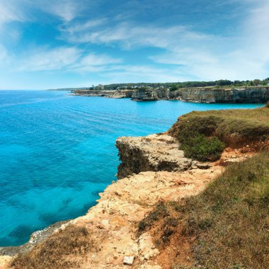 Uçurumlar, kayalık kemer ve yığında (faraglioni), Torre Sant Andrea, güzel deniz manzarası: Salento deniz kenarı, Puglia, İtalya