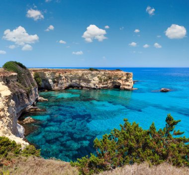 Kayalıklarla ve kayalık arch adlı Torre Sant Andrea, güzel deniz manzarası: Salento deniz kenarı, Puglia, İtalya.