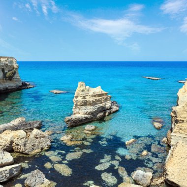 Beyaz kayalık uçurum, deniz defne, adacıkları ve faraglioni Spiaggia della Punticeddha plajda,: Salento Adriyatik Denizi kıyısında, Puglia, İtalya ile pitoresk deniz manzarası