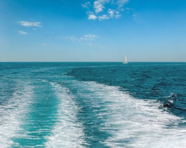 Sürat teknesi kuyruğunun izleme veya beyaz yelkenli gemi ve deniz su yüzey üzerinde çok feribot. Doğal ve tatil arka plan.