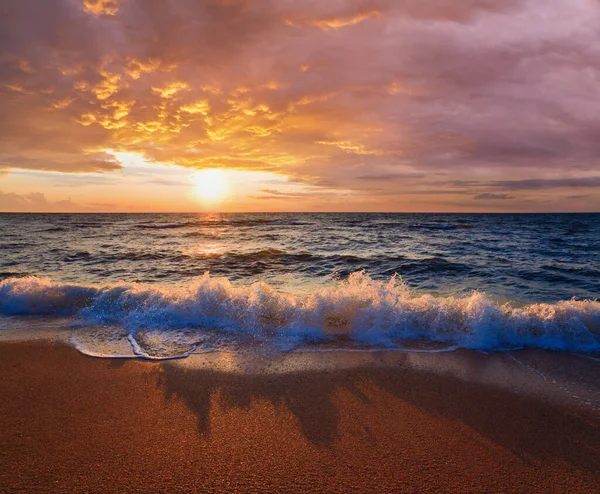 Zee Zonsondergang Surfen Geweldige Golf Breken Zandkust — Stockfoto