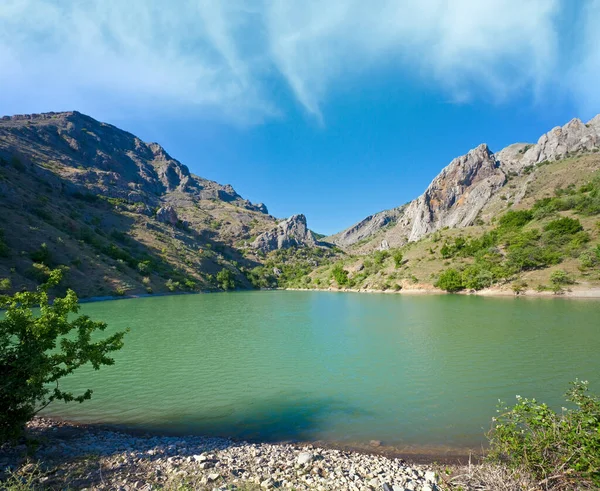 美しい湖と背後にある夏の岩の山 ゼレノゴリエ村 クリミア ウクライナ — ストック写真