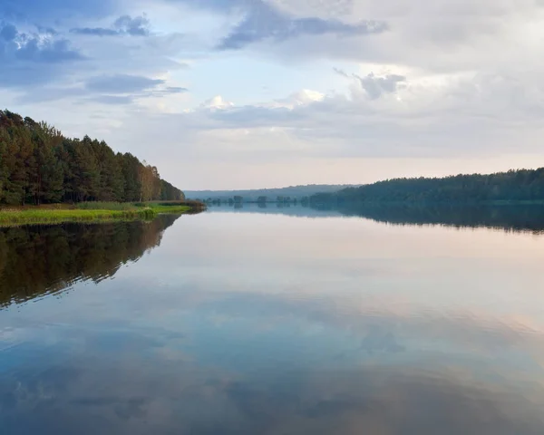 Jezioro Jesień Mglisty Wieczór Gaju Brzegu — Zdjęcie stockowe