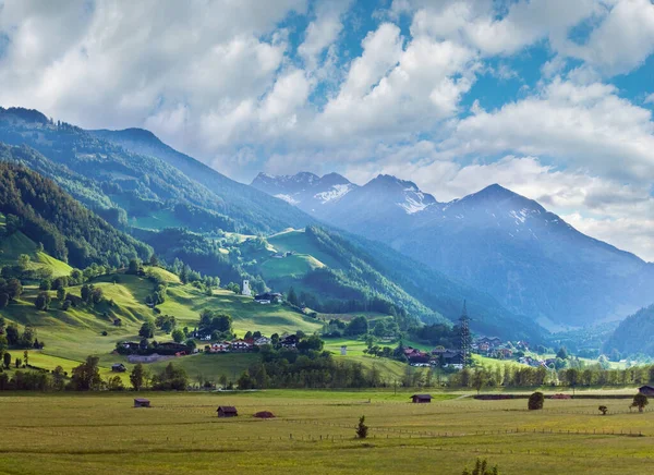 阿尔卑斯山夏季视图和村庄在山谷 奥地利 — 图库照片