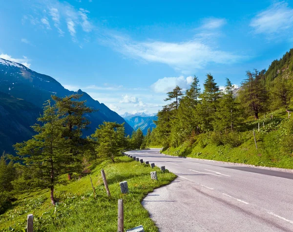 宁静的夏天阿尔卑斯山 从大格洛克纳山高高山道路的视图 — 图库照片