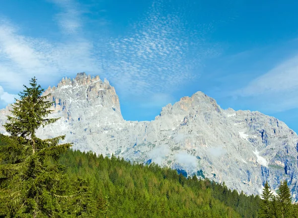 静かな夏のイタリア ドロミテの山を見る — ストック写真
