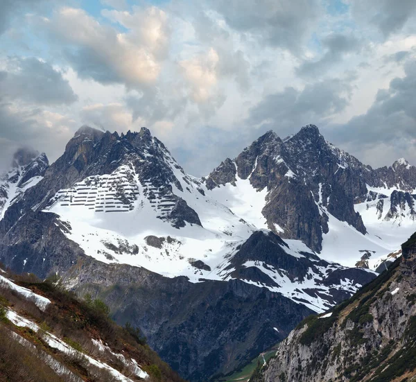 ヴァルト フォアアールベルク州 オーストリアの山に雪の保存建造物と夏高山ビュー — ストック写真